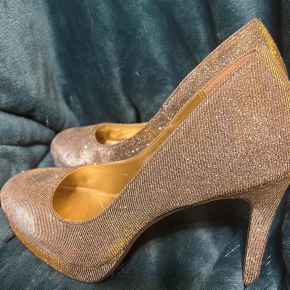 Gold Metalic like Platform Heel - Picture 1 of 3